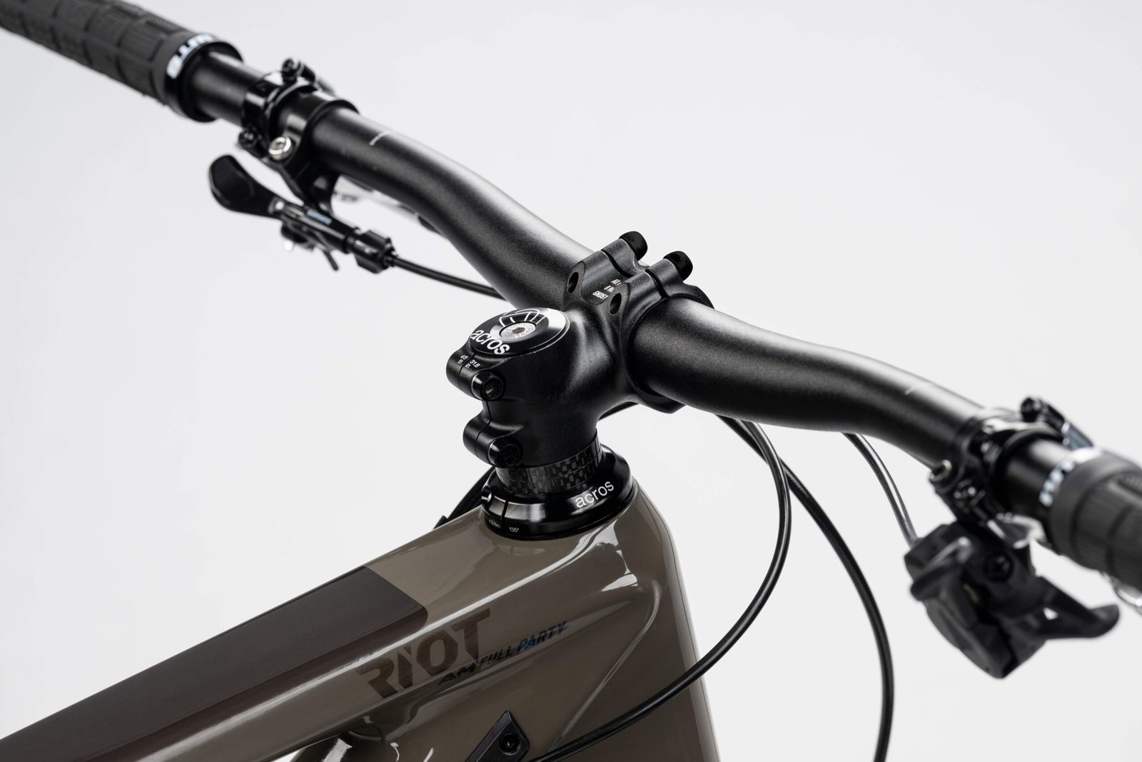 Bicicleta Ghost Riot AM CF/CF 160/140 Full Party 2025 - Imagen 3